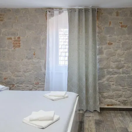 Πανσιόν Elegant & 4*