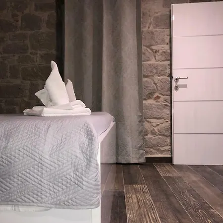 Πανσιόν Elegant & 4*